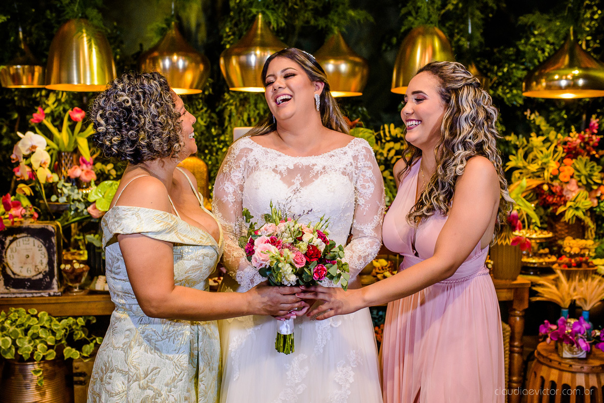 Lindo casamento ao ar livre e no fim de tarde no por do sol no cerimonial praia da baleia serra feito por fotógrafos casamento vila velha fotógrafo de casamento vitória espirito santo es com noivo noiva buquê e vestido de noiva pista de dança