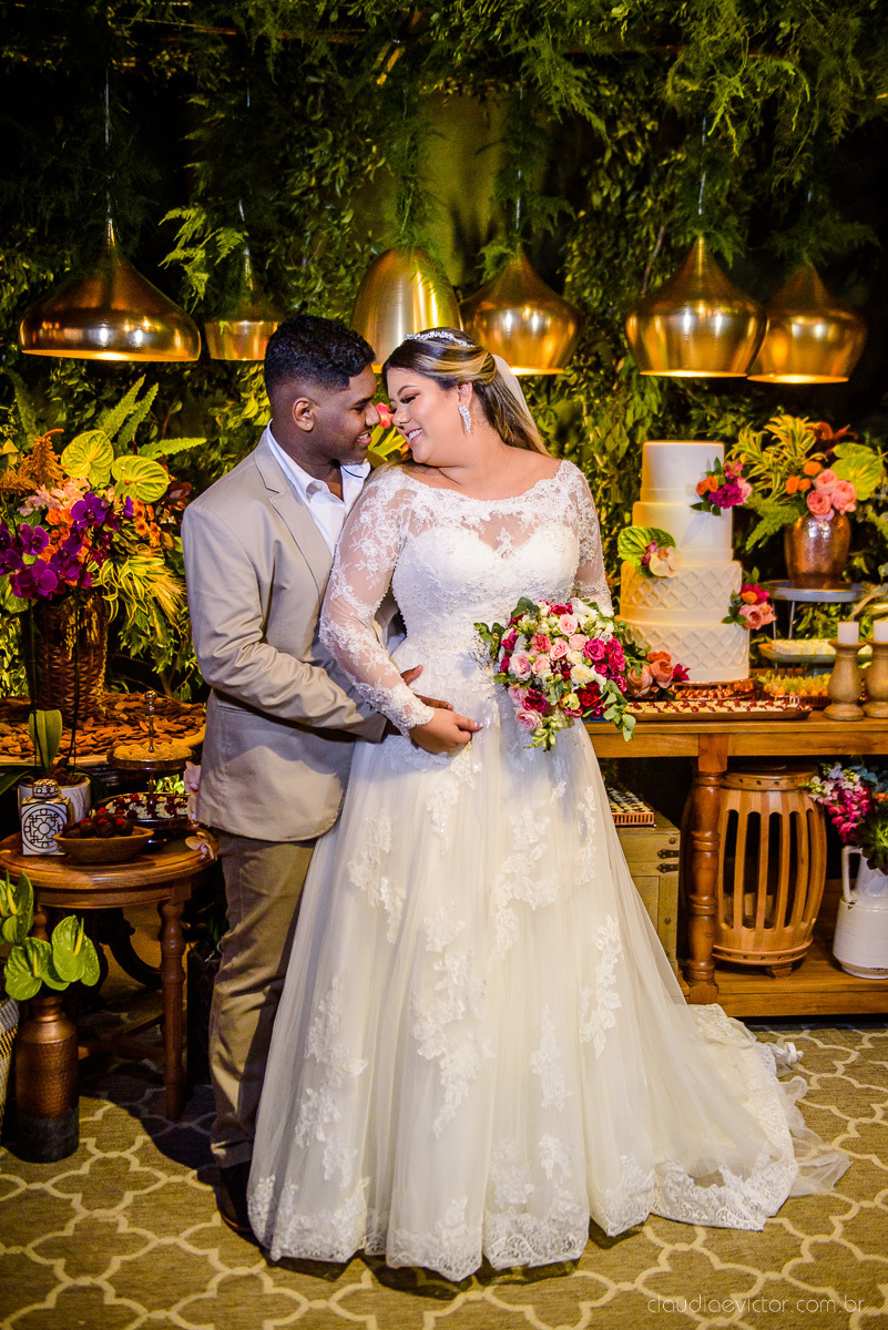 Lindo casamento ao ar livre e no fim de tarde no por do sol no cerimonial praia da baleia serra feito por fotógrafos casamento vila velha fotógrafo de casamento vitória espirito santo es com noivo noiva buquê e vestido de noiva pista de dança