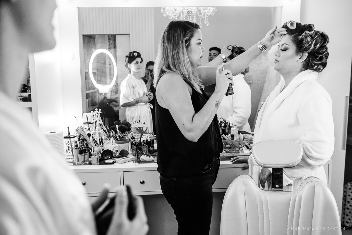 Lindo casamento ao ar livre e no fim de tarde no por do sol no cerimonial praia da baleia serra feito por fotógrafos casamento vila velha fotógrafo de casamento vitória espirito santo es com noivo noiva buquê e vestido de noiva pista de dança