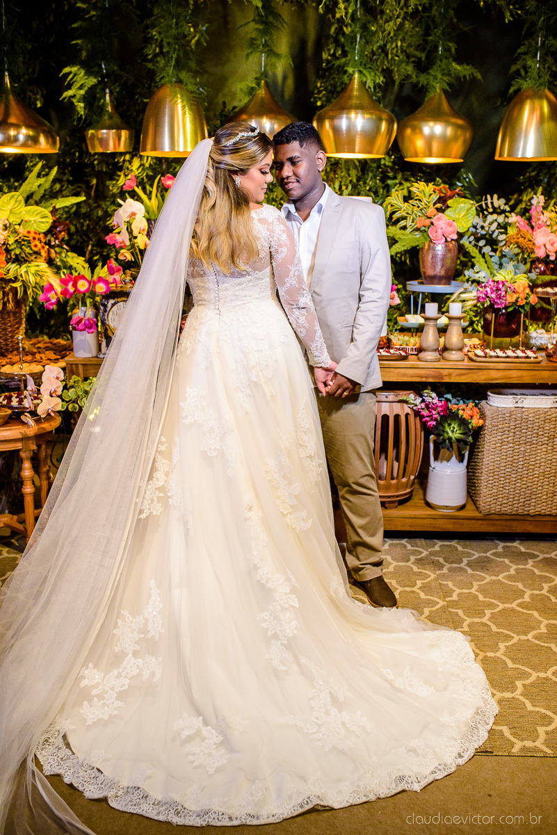Lindo casamento ao ar livre e no fim de tarde no por do sol no cerimonial praia da baleia serra feito por fotógrafos casamento vila velha fotógrafo de casamento vitória espirito santo es com noivo noiva buquê e vestido de noiva pista de dança