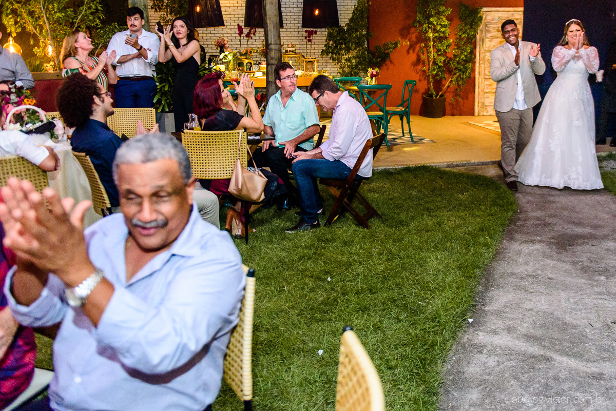 Lindo casamento ao ar livre e no fim de tarde no por do sol no cerimonial praia da baleia serra feito por fotógrafos casamento vila velha fotógrafo de casamento vitória espirito santo es com noivo noiva buquê e vestido de noiva pista de dança