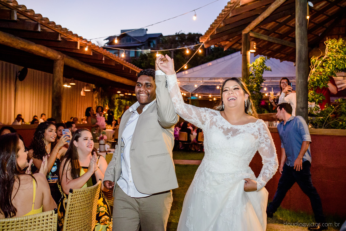 Lindo casamento ao ar livre e no fim de tarde no por do sol no cerimonial praia da baleia serra feito por fotógrafos casamento vila velha fotógrafo de casamento vitória espirito santo es com noivo noiva buquê e vestido de noiva pista de dança