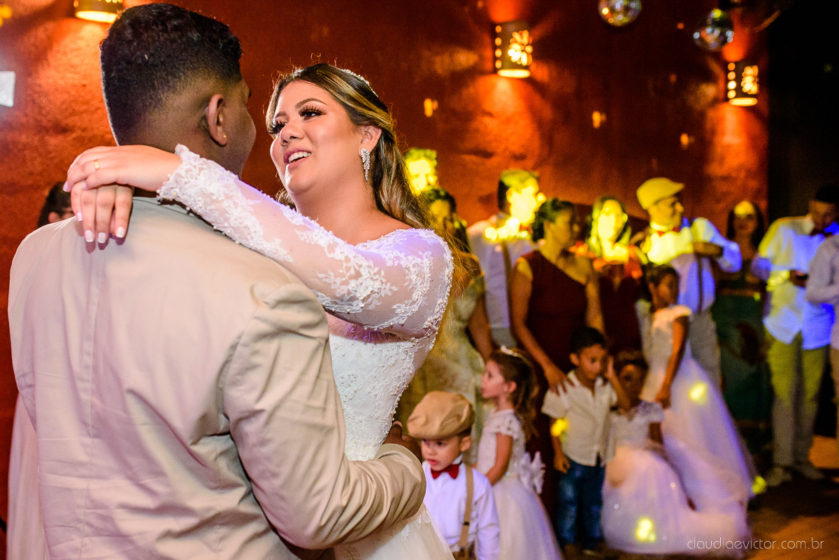 Lindo casamento ao ar livre e no fim de tarde no por do sol no cerimonial praia da baleia serra feito por fotógrafos casamento vila velha fotógrafo de casamento vitória espirito santo es com noivo noiva buquê e vestido de noiva pista de dança