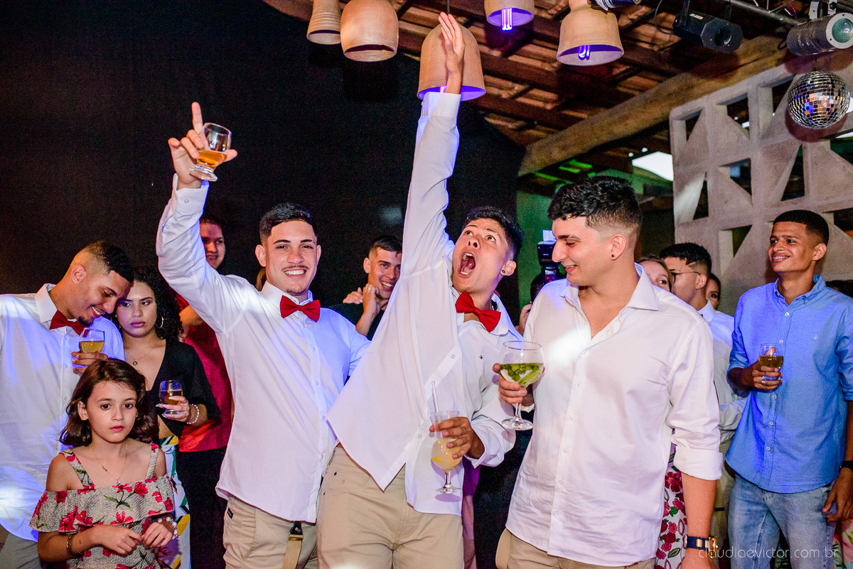 Lindo casamento ao ar livre e no fim de tarde no por do sol no cerimonial praia da baleia serra feito por fotógrafos casamento vila velha fotógrafo de casamento vitória espirito santo es com noivo noiva buquê e vestido de noiva pista de dança