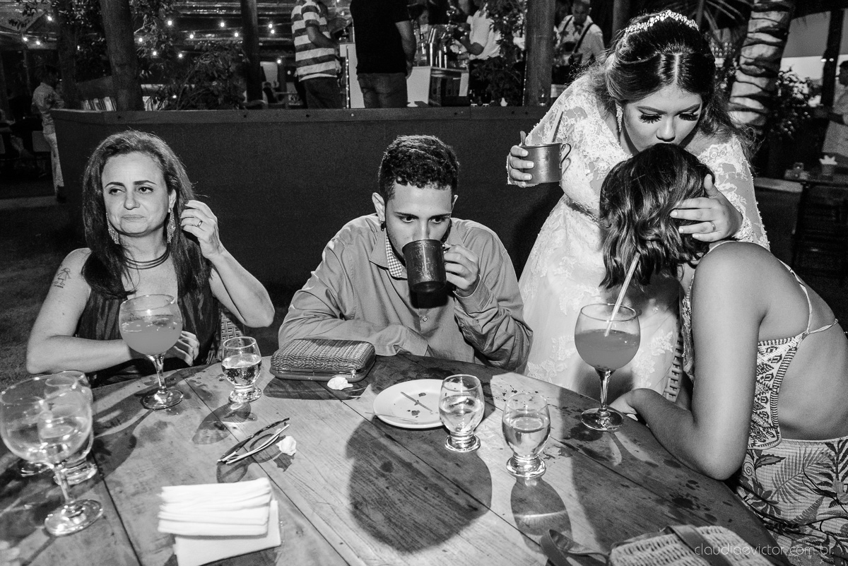 Lindo casamento ao ar livre e no fim de tarde no por do sol no cerimonial praia da baleia serra feito por fotógrafos casamento vila velha fotógrafo de casamento vitória espirito santo es com noivo noiva buquê e vestido de noiva pista de dança