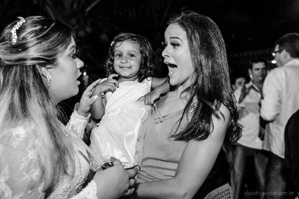 Lindo casamento ao ar livre e no fim de tarde no por do sol no cerimonial praia da baleia serra feito por fotógrafos casamento vila velha fotógrafo de casamento vitória espirito santo es com noivo noiva buquê e vestido de noiva pista de dança
