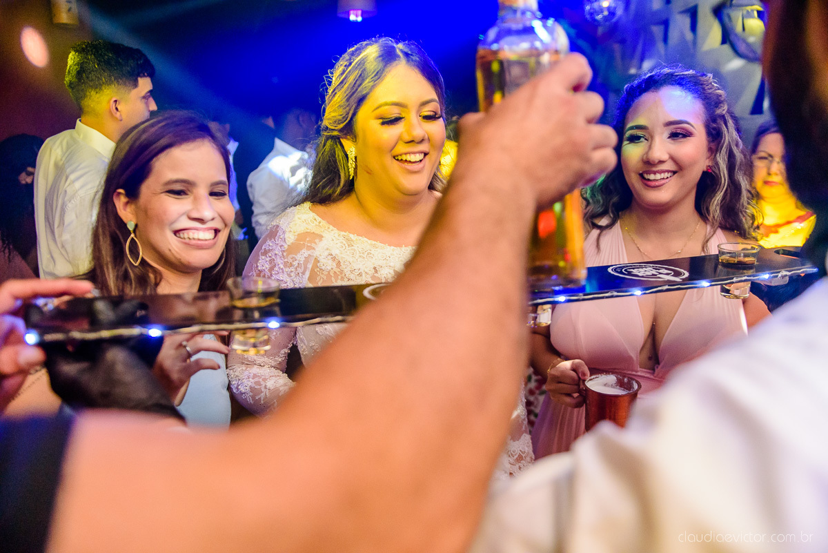 Lindo casamento ao ar livre e no fim de tarde no por do sol no cerimonial praia da baleia serra feito por fotógrafos casamento vila velha fotógrafo de casamento vitória espirito santo es com noivo noiva buquê e vestido de noiva pista de dança