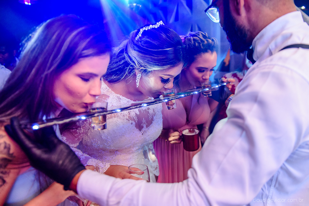 Lindo casamento ao ar livre e no fim de tarde no por do sol no cerimonial praia da baleia serra feito por fotógrafos casamento vila velha fotógrafo de casamento vitória espirito santo es com noivo noiva buquê e vestido de noiva pista de dança