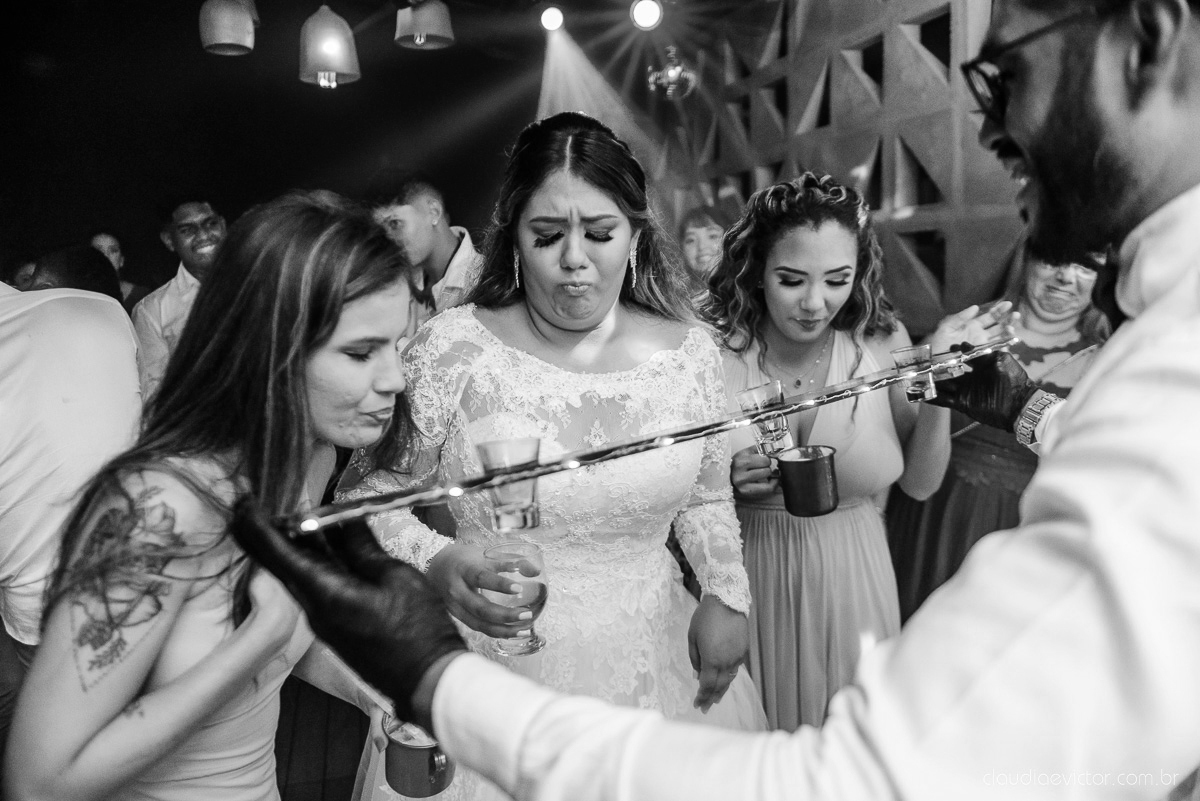 Lindo casamento ao ar livre e no fim de tarde no por do sol no cerimonial praia da baleia serra feito por fotógrafos casamento vila velha fotógrafo de casamento vitória espirito santo es com noivo noiva buquê e vestido de noiva pista de dança