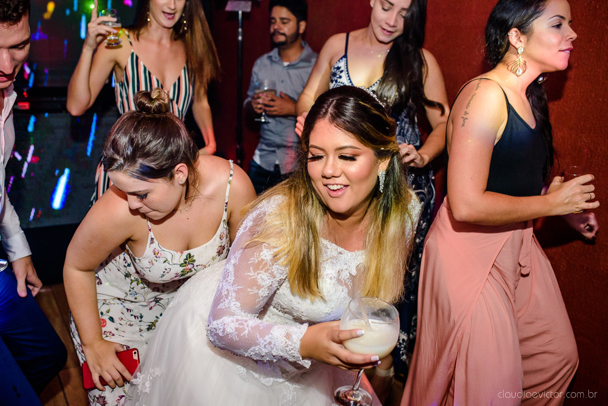 Lindo casamento ao ar livre e no fim de tarde no por do sol no cerimonial praia da baleia serra feito por fotógrafos casamento vila velha fotógrafo de casamento vitória espirito santo es com noivo noiva buquê e vestido de noiva pista de dança