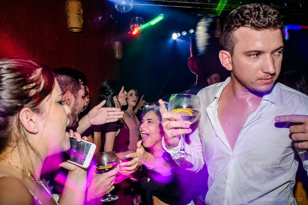 Lindo casamento ao ar livre e no fim de tarde no por do sol no cerimonial praia da baleia serra feito por fotógrafos casamento vila velha fotógrafo de casamento vitória espirito santo es com noivo noiva buquê e vestido de noiva pista de dança
