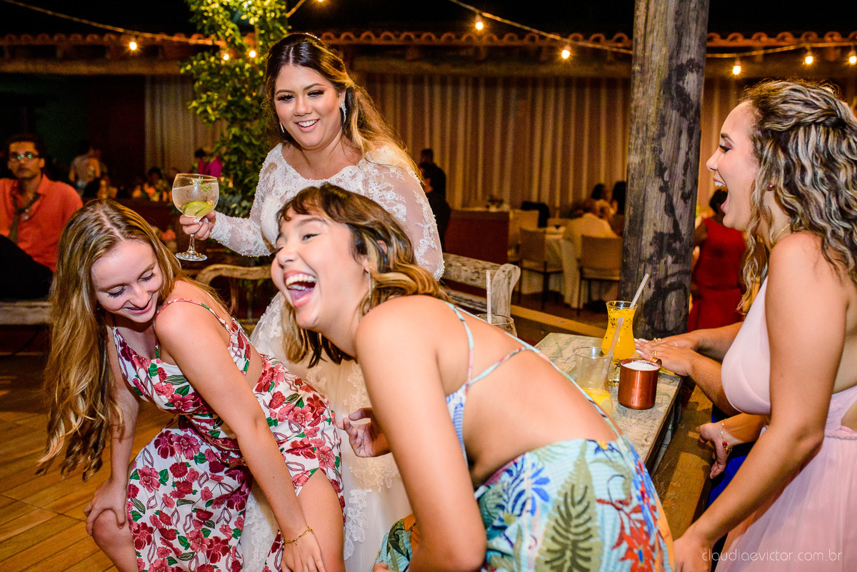 Lindo casamento ao ar livre e no fim de tarde no por do sol no cerimonial praia da baleia serra feito por fotógrafos casamento vila velha fotógrafo de casamento vitória espirito santo es com noivo noiva buquê e vestido de noiva pista de dança