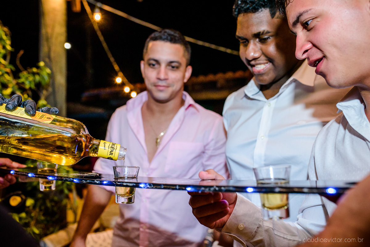 Lindo casamento ao ar livre e no fim de tarde no por do sol no cerimonial praia da baleia serra feito por fotógrafos casamento vila velha fotógrafo de casamento vitória espirito santo es com noivo noiva buquê e vestido de noiva pista de dança