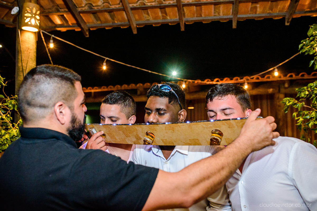 Lindo casamento ao ar livre e no fim de tarde no por do sol no cerimonial praia da baleia serra feito por fotógrafos casamento vila velha fotógrafo de casamento vitória espirito santo es com noivo noiva buquê e vestido de noiva pista de dança