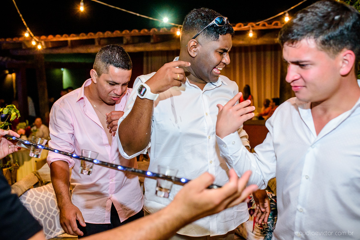 Lindo casamento ao ar livre e no fim de tarde no por do sol no cerimonial praia da baleia serra feito por fotógrafos casamento vila velha fotógrafo de casamento vitória espirito santo es com noivo noiva buquê e vestido de noiva pista de dança