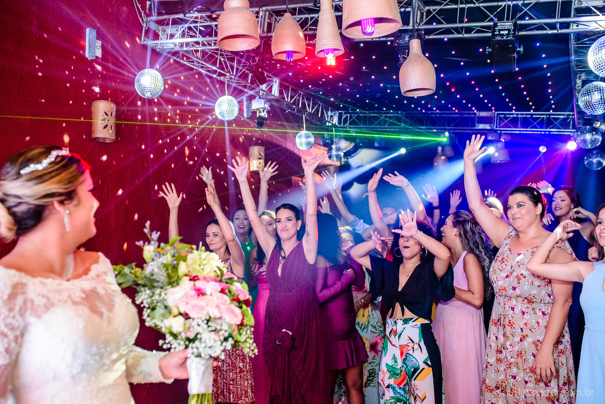Lindo casamento ao ar livre e no fim de tarde no por do sol no cerimonial praia da baleia serra feito por fotógrafos casamento vila velha fotógrafo de casamento vitória espirito santo es com noivo noiva buquê e vestido de noiva pista de dança
