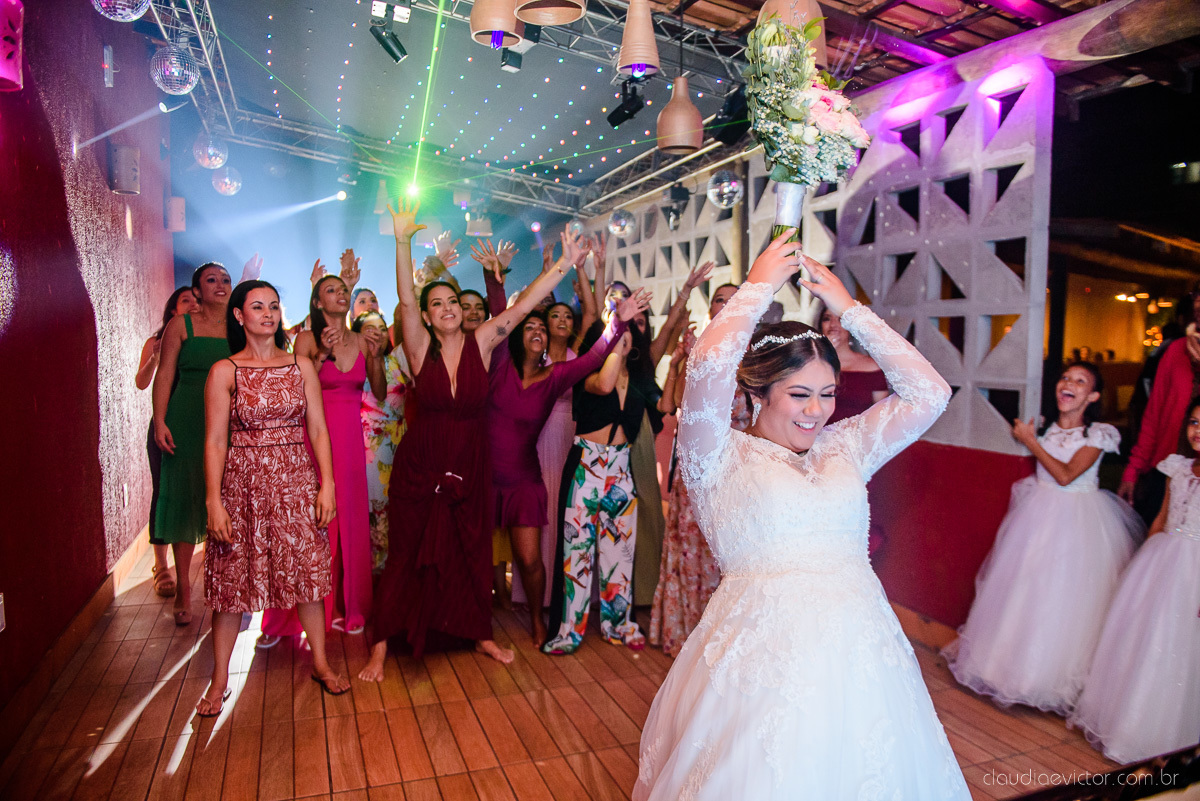 Lindo casamento ao ar livre e no fim de tarde no por do sol no cerimonial praia da baleia serra feito por fotógrafos casamento vila velha fotógrafo de casamento vitória espirito santo es com noivo noiva buquê e vestido de noiva pista de dança