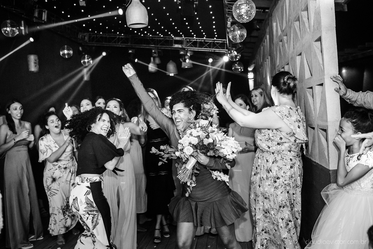 Lindo casamento ao ar livre e no fim de tarde no por do sol no cerimonial praia da baleia serra feito por fotógrafos casamento vila velha fotógrafo de casamento vitória espirito santo es com noivo noiva buquê e vestido de noiva pista de dança