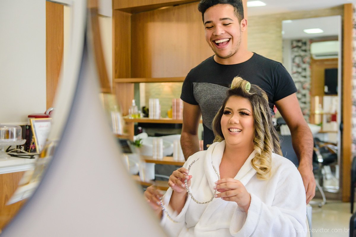 Lindo casamento ao ar livre e no fim de tarde no por do sol no cerimonial praia da baleia serra feito por fotógrafos casamento vila velha fotógrafo de casamento vitória espirito santo es com noivo noiva buquê e vestido de noiva pista de dança