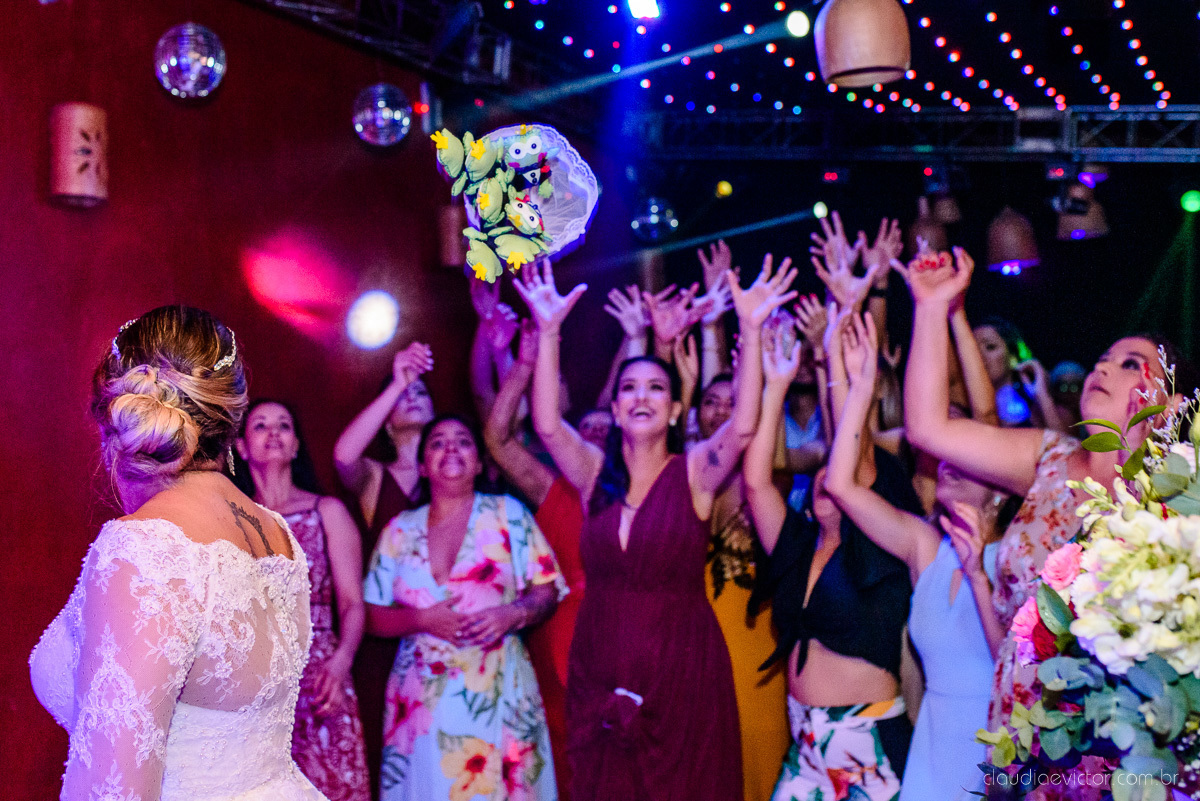 Lindo casamento ao ar livre e no fim de tarde no por do sol no cerimonial praia da baleia serra feito por fotógrafos casamento vila velha fotógrafo de casamento vitória espirito santo es com noivo noiva buquê e vestido de noiva pista de dança