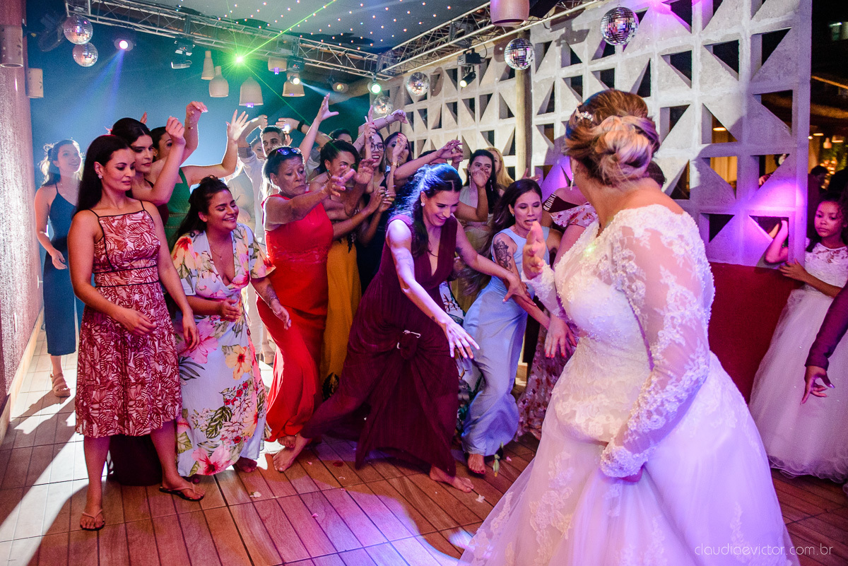 Lindo casamento ao ar livre e no fim de tarde no por do sol no cerimonial praia da baleia serra feito por fotógrafos casamento vila velha fotógrafo de casamento vitória espirito santo es com noivo noiva buquê e vestido de noiva pista de dança