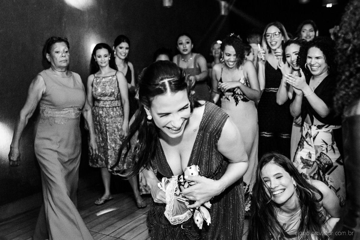 Lindo casamento ao ar livre e no fim de tarde no por do sol no cerimonial praia da baleia serra feito por fotógrafos casamento vila velha fotógrafo de casamento vitória espirito santo es com noivo noiva buquê e vestido de noiva pista de dança