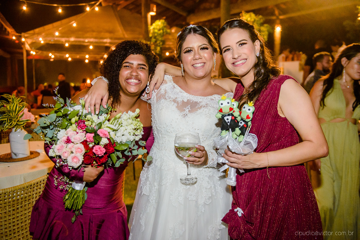 Lindo casamento ao ar livre e no fim de tarde no por do sol no cerimonial praia da baleia serra feito por fotógrafos casamento vila velha fotógrafo de casamento vitória espirito santo es com noivo noiva buquê e vestido de noiva pista de dança