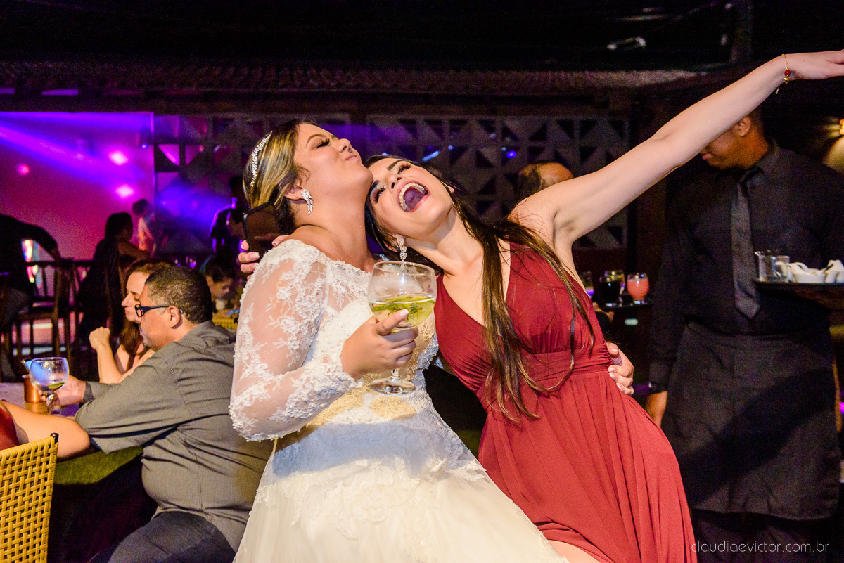 Lindo casamento ao ar livre e no fim de tarde no por do sol no cerimonial praia da baleia serra feito por fotógrafos casamento vila velha fotógrafo de casamento vitória espirito santo es com noivo noiva buquê e vestido de noiva pista de dança