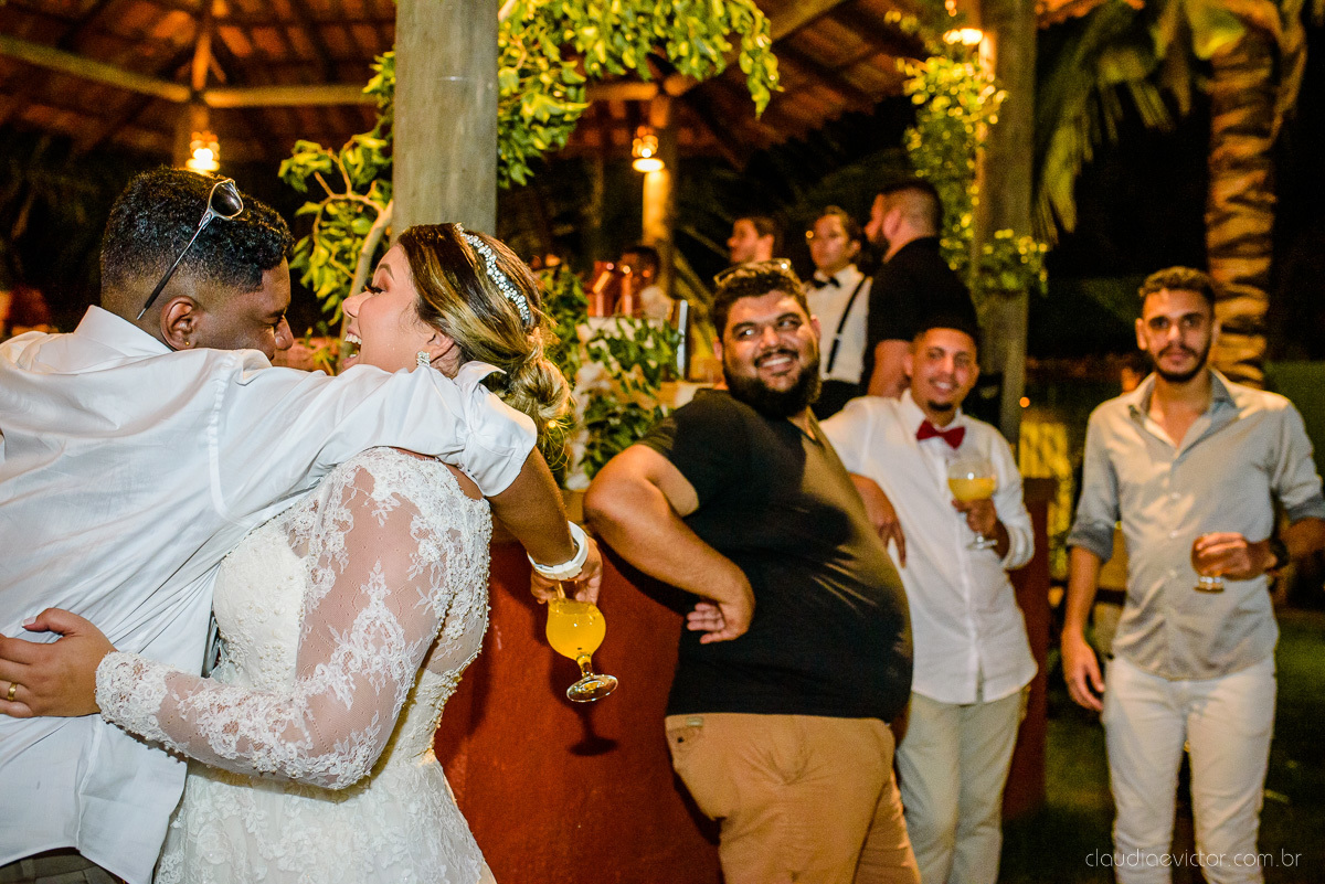 Lindo casamento ao ar livre e no fim de tarde no por do sol no cerimonial praia da baleia serra feito por fotógrafos casamento vila velha fotógrafo de casamento vitória espirito santo es com noivo noiva buquê e vestido de noiva pista de dança