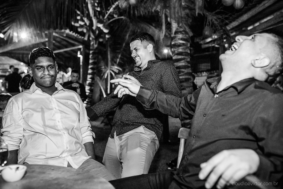 Lindo casamento ao ar livre e no fim de tarde no por do sol no cerimonial praia da baleia serra feito por fotógrafos casamento vila velha fotógrafo de casamento vitória espirito santo es com noivo noiva buquê e vestido de noiva pista de dança