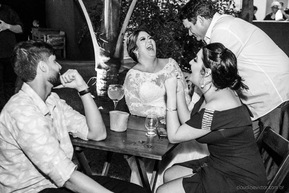 Lindo casamento ao ar livre e no fim de tarde no por do sol no cerimonial praia da baleia serra feito por fotógrafos casamento vila velha fotógrafo de casamento vitória espirito santo es com noivo noiva buquê e vestido de noiva pista de dança