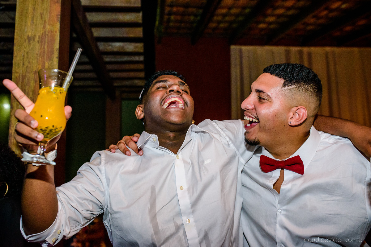 Lindo casamento ao ar livre e no fim de tarde no por do sol no cerimonial praia da baleia serra feito por fotógrafos casamento vila velha fotógrafo de casamento vitória espirito santo es com noivo noiva buquê e vestido de noiva pista de dança