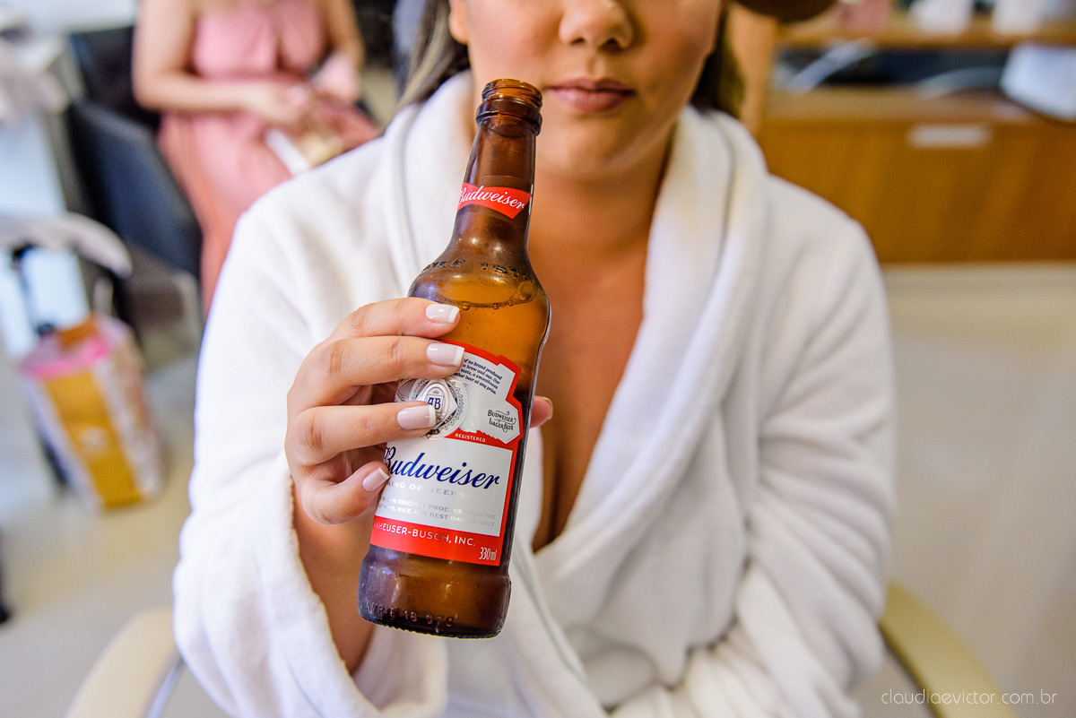 Lindo casamento ao ar livre e no fim de tarde no por do sol no cerimonial praia da baleia serra feito por fotógrafos casamento vila velha fotógrafo de casamento vitória espirito santo es com noivo noiva buquê e vestido de noiva pista de dança