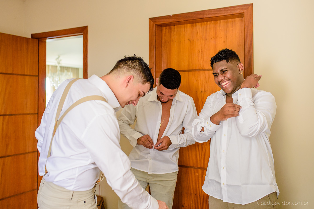 Lindo casamento ao ar livre e no fim de tarde no por do sol no cerimonial praia da baleia serra feito por fotógrafos casamento vila velha fotógrafo de casamento vitória espirito santo es com noivo noiva buquê e vestido de noiva pista de dança