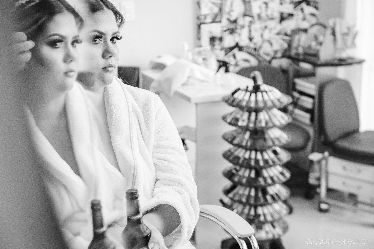 Lindo casamento ao ar livre e no fim de tarde no por do sol no cerimonial praia da baleia serra feito por fotógrafos casamento vila velha fotógrafo de casamento vitória espirito santo es com noivo noiva buquê e vestido de noiva pista de dança