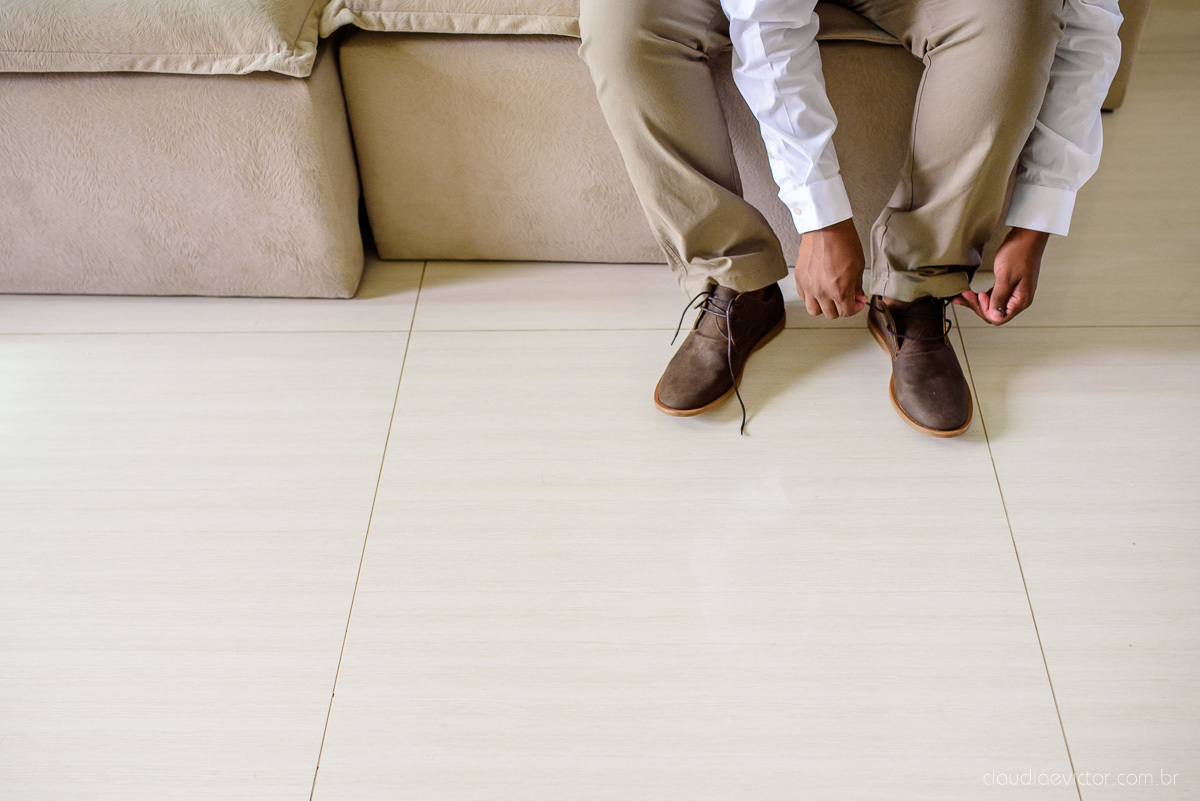 Lindo casamento ao ar livre e no fim de tarde no por do sol no cerimonial praia da baleia serra feito por fotógrafos casamento vila velha fotógrafo de casamento vitória espirito santo es com noivo noiva buquê e vestido de noiva pista de dança