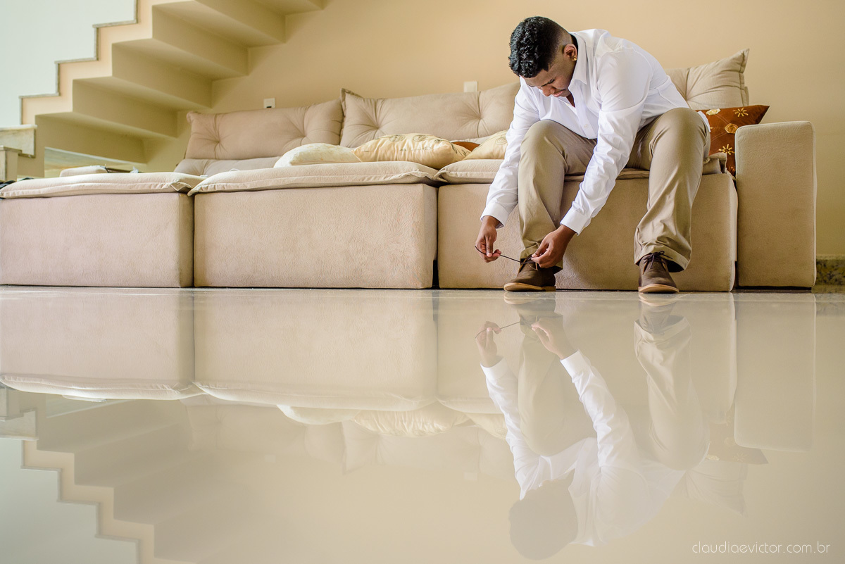 Lindo casamento ao ar livre e no fim de tarde no por do sol no cerimonial praia da baleia serra feito por fotógrafos casamento vila velha fotógrafo de casamento vitória espirito santo es com noivo noiva buquê e vestido de noiva pista de dança