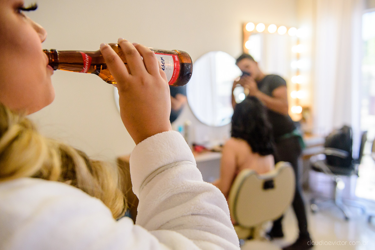 Lindo casamento ao ar livre e no fim de tarde no por do sol no cerimonial praia da baleia serra feito por fotógrafos casamento vila velha fotógrafo de casamento vitória espirito santo es com noivo noiva buquê e vestido de noiva pista de dança