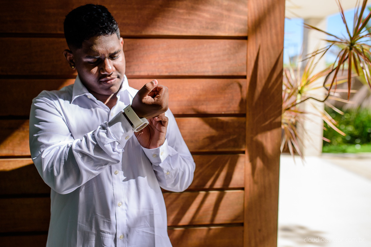 Lindo casamento ao ar livre e no fim de tarde no por do sol no cerimonial praia da baleia serra feito por fotógrafos casamento vila velha fotógrafo de casamento vitória espirito santo es com noivo noiva buquê e vestido de noiva pista de dança