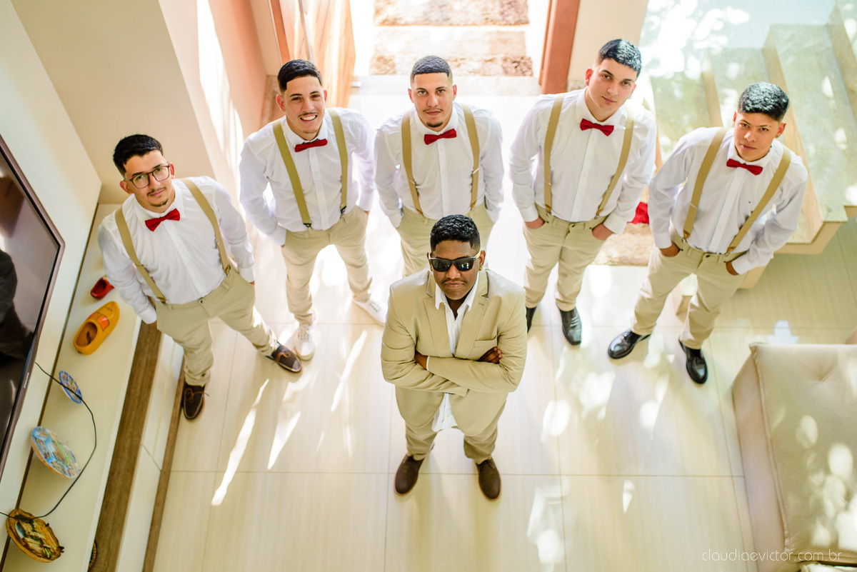 Lindo casamento ao ar livre e no fim de tarde no por do sol no cerimonial praia da baleia serra feito por fotógrafos casamento vila velha fotógrafo de casamento vitória espirito santo es com noivo noiva buquê e vestido de noiva pista de dança