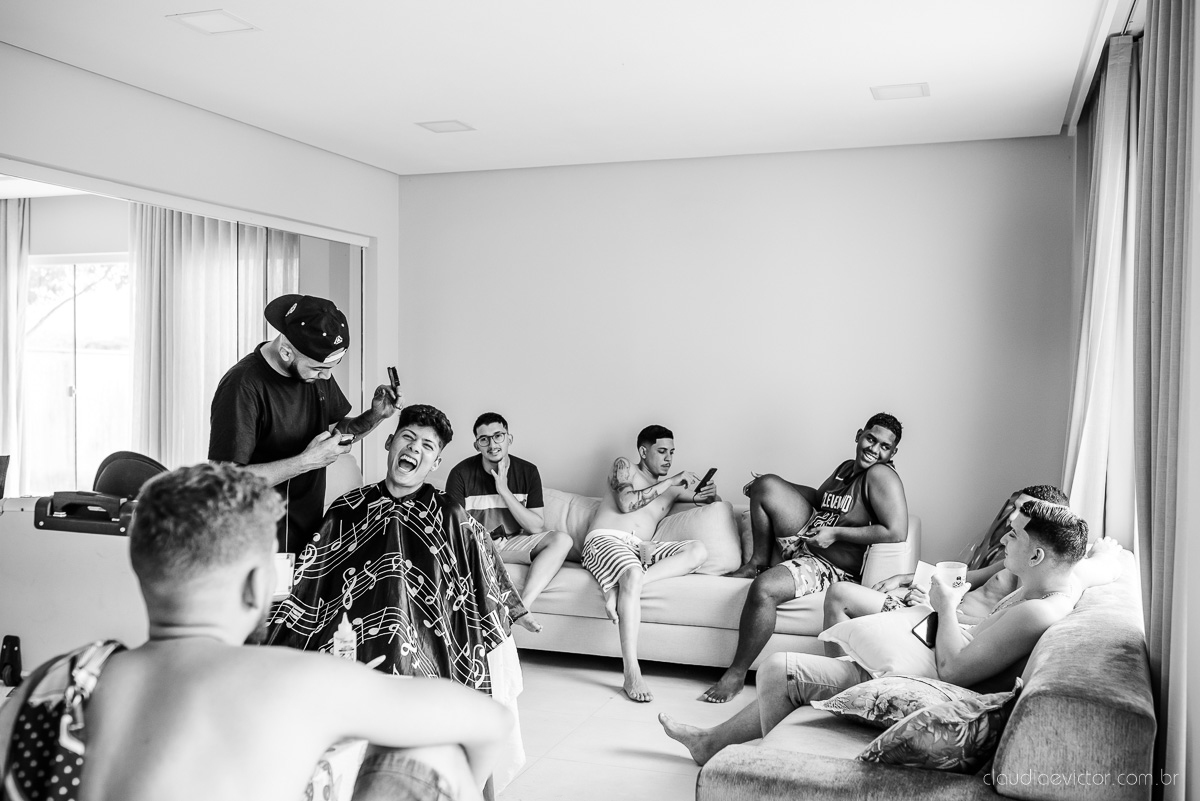 Lindo casamento ao ar livre e no fim de tarde no por do sol no cerimonial praia da baleia serra feito por fotógrafos casamento vila velha fotógrafo de casamento vitória espirito santo es com noivo noiva buquê e vestido de noiva pista de dança