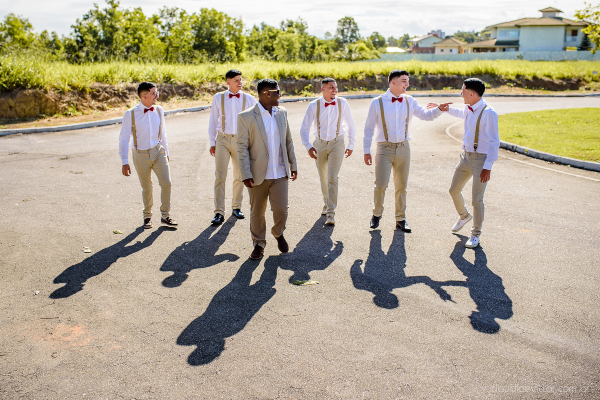 Lindo casamento ao ar livre e no fim de tarde no por do sol no cerimonial praia da baleia serra feito por fotógrafos casamento vila velha fotógrafo de casamento vitória espirito santo es com noivo noiva buquê e vestido de noiva pista de dança