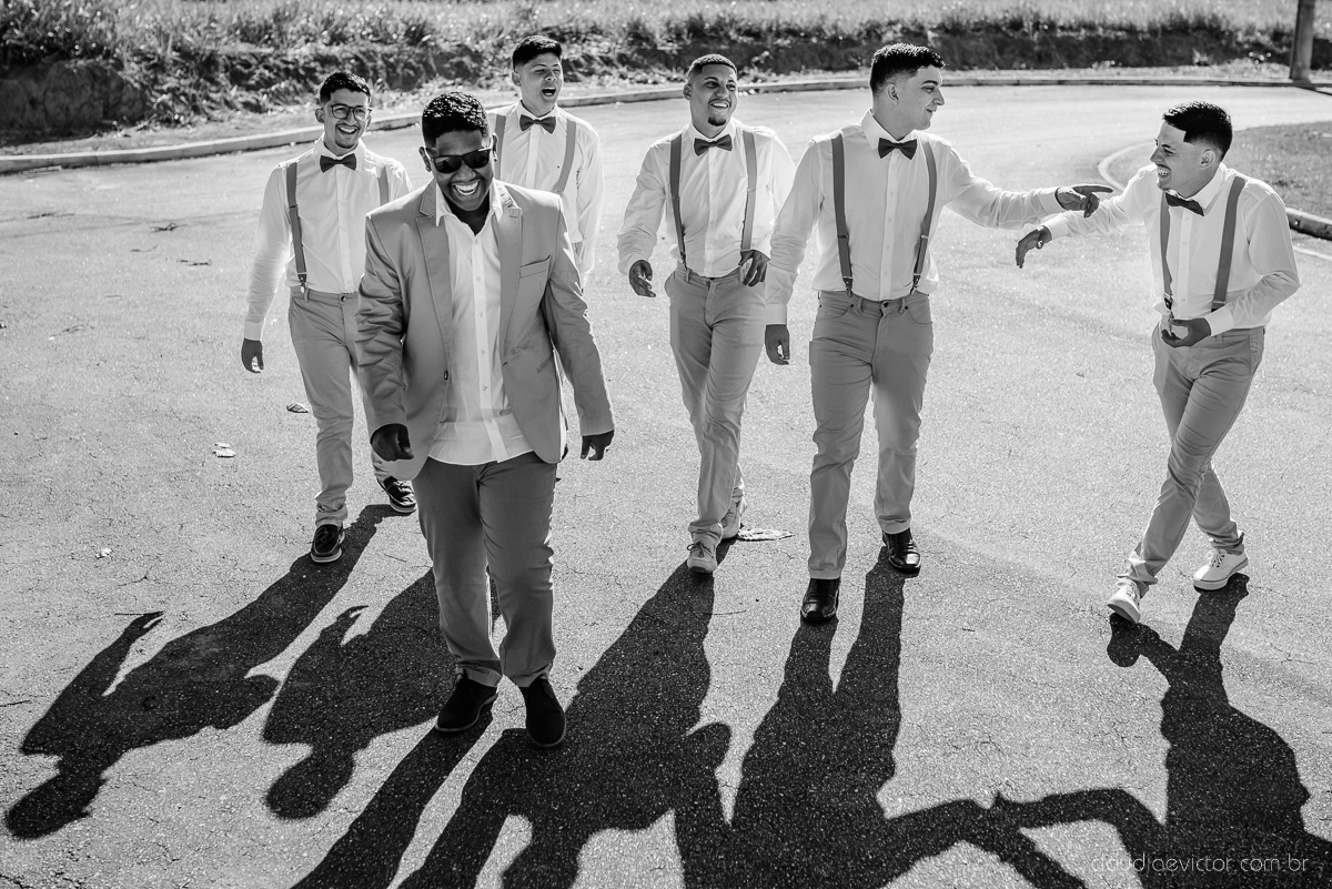 Lindo casamento ao ar livre e no fim de tarde no por do sol no cerimonial praia da baleia serra feito por fotógrafos casamento vila velha fotógrafo de casamento vitória espirito santo es com noivo noiva buquê e vestido de noiva pista de dança