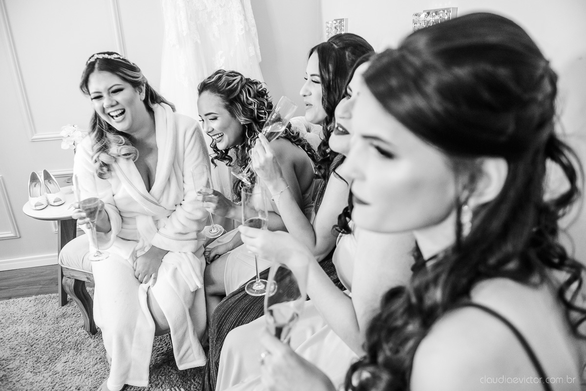 Lindo casamento ao ar livre e no fim de tarde no por do sol no cerimonial praia da baleia serra feito por fotógrafos casamento vila velha fotógrafo de casamento vitória espirito santo es com noivo noiva buquê e vestido de noiva pista de dança
