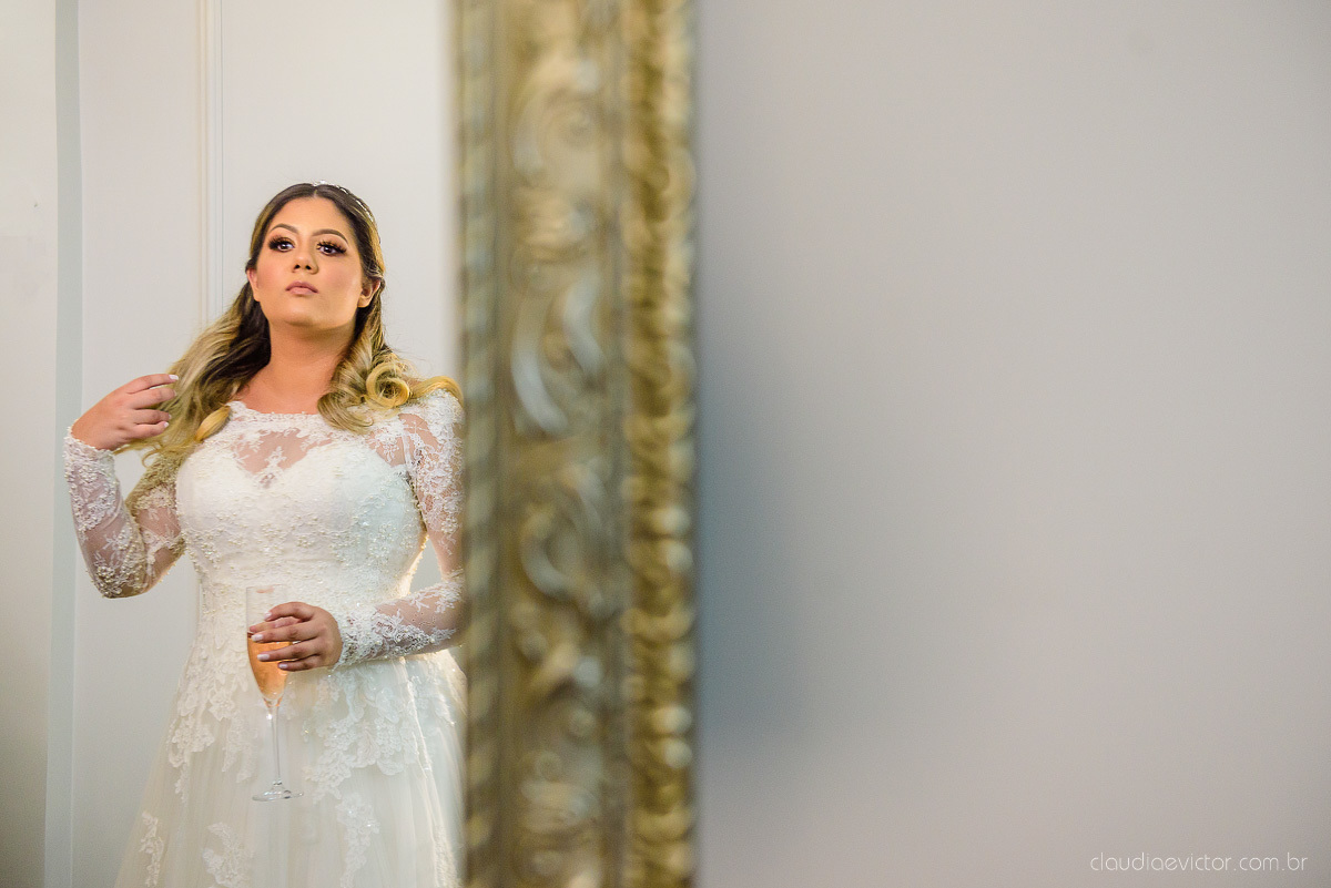 Lindo casamento ao ar livre e no fim de tarde no por do sol no cerimonial praia da baleia serra feito por fotógrafos casamento vila velha fotógrafo de casamento vitória espirito santo es com noivo noiva buquê e vestido de noiva pista de dança