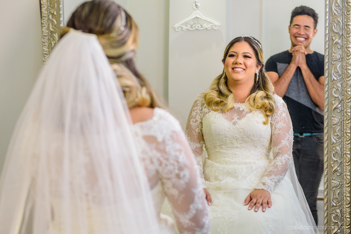 Lindo casamento ao ar livre e no fim de tarde no por do sol no cerimonial praia da baleia serra feito por fotógrafos casamento vila velha fotógrafo de casamento vitória espirito santo es com noivo noiva buquê e vestido de noiva pista de dança