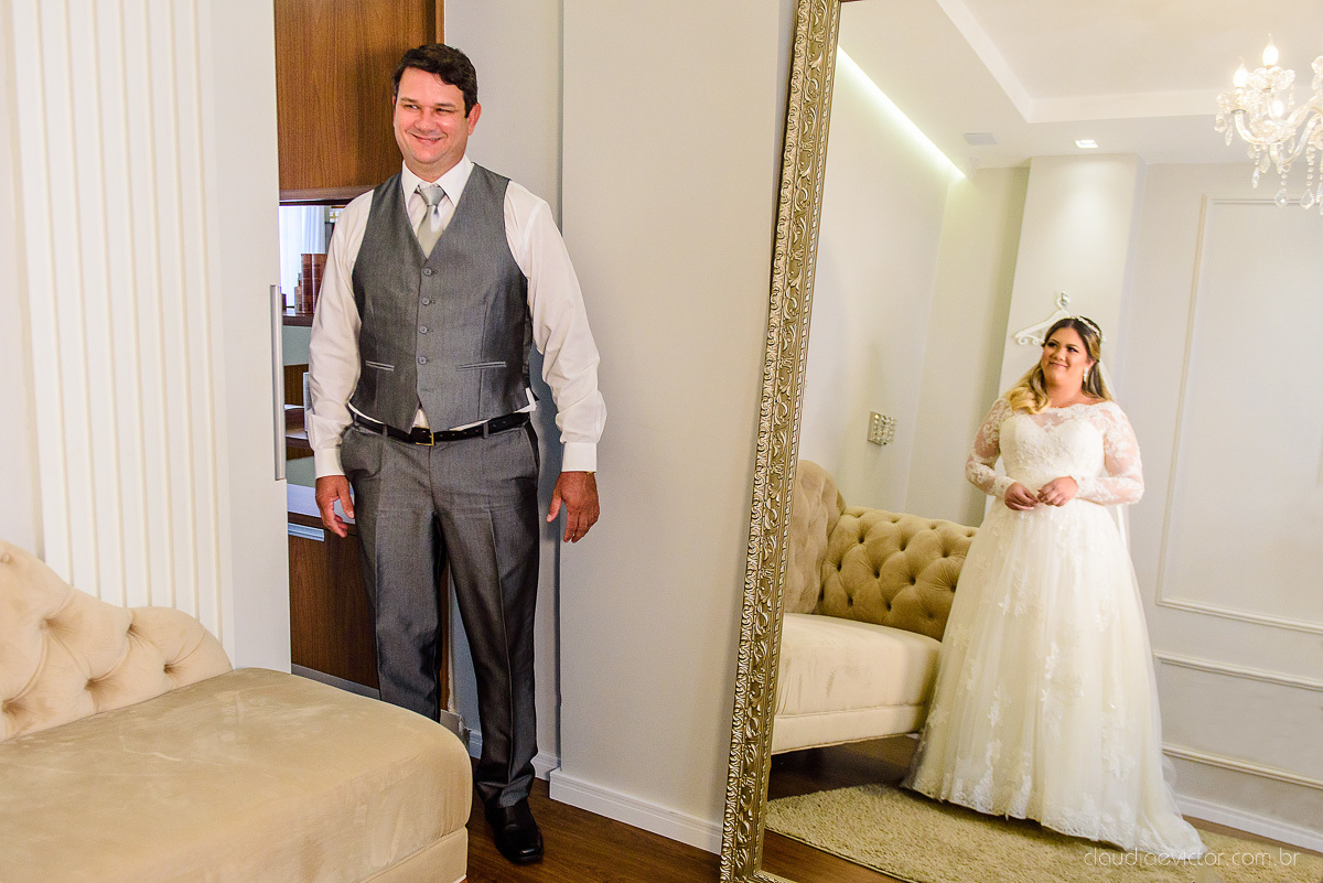 Lindo casamento ao ar livre e no fim de tarde no por do sol no cerimonial praia da baleia serra feito por fotógrafos casamento vila velha fotógrafo de casamento vitória espirito santo es com noivo noiva buquê e vestido de noiva pista de dança