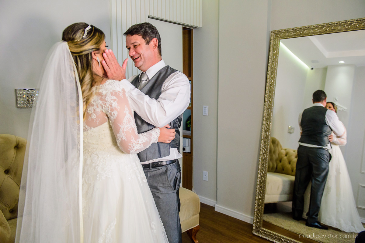 Lindo casamento ao ar livre e no fim de tarde no por do sol no cerimonial praia da baleia serra feito por fotógrafos casamento vila velha fotógrafo de casamento vitória espirito santo es com noivo noiva buquê e vestido de noiva pista de dança