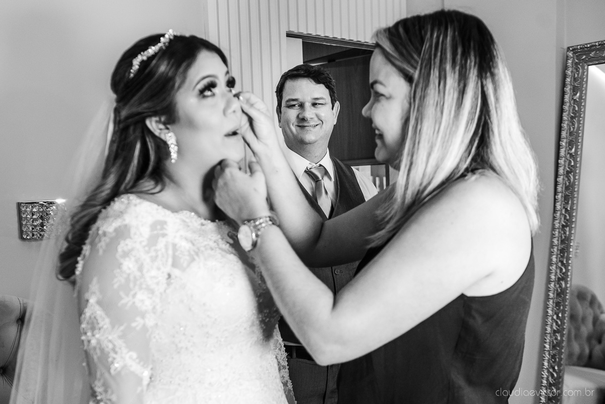 Lindo casamento ao ar livre e no fim de tarde no por do sol no cerimonial praia da baleia serra feito por fotógrafos casamento vila velha fotógrafo de casamento vitória espirito santo es com noivo noiva buquê e vestido de noiva pista de dança