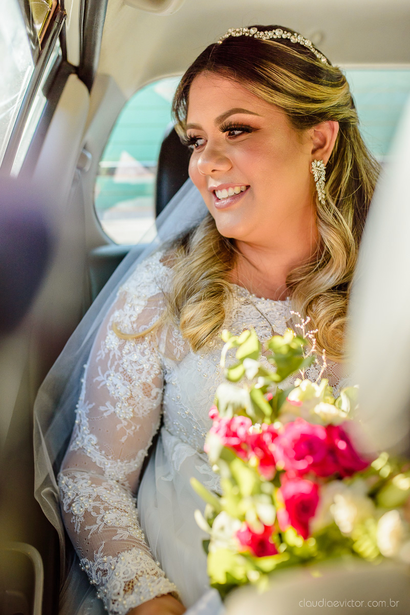 Lindo casamento ao ar livre e no fim de tarde no por do sol no cerimonial praia da baleia serra feito por fotógrafos casamento vila velha fotógrafo de casamento vitória espirito santo es com noivo noiva buquê e vestido de noiva pista de dança